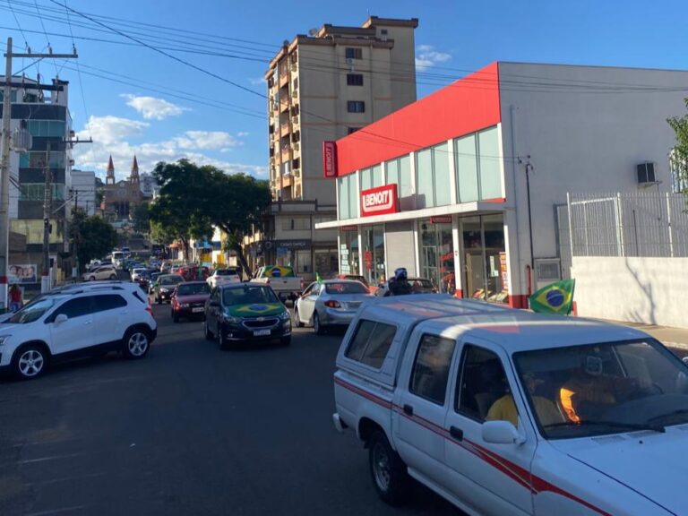 Mais de 100 veículos participam de ‘Carreata Patriota’ em Encantado