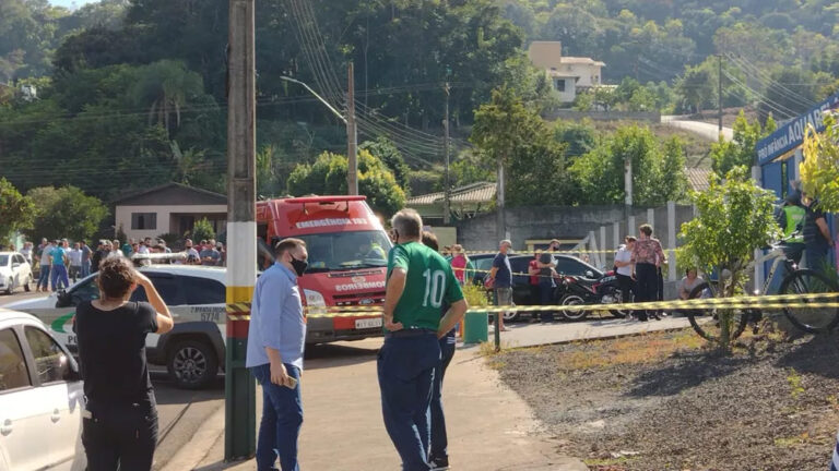 Elemento de 18 anos invade creche, mata 3 crianças, a professora e a monitora