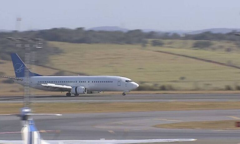 Biden deporta 106 brasileiros e avião com 30 deles chega ao Brasil; um veio algemado