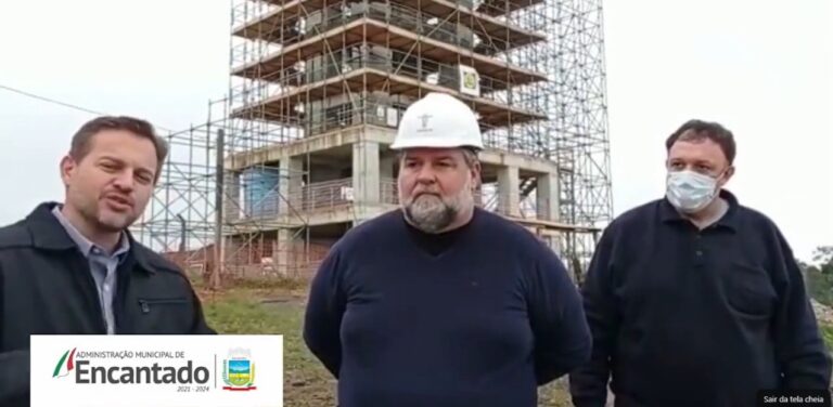 Compositor da música do Cristo visita a obra e se vacina em Encantado