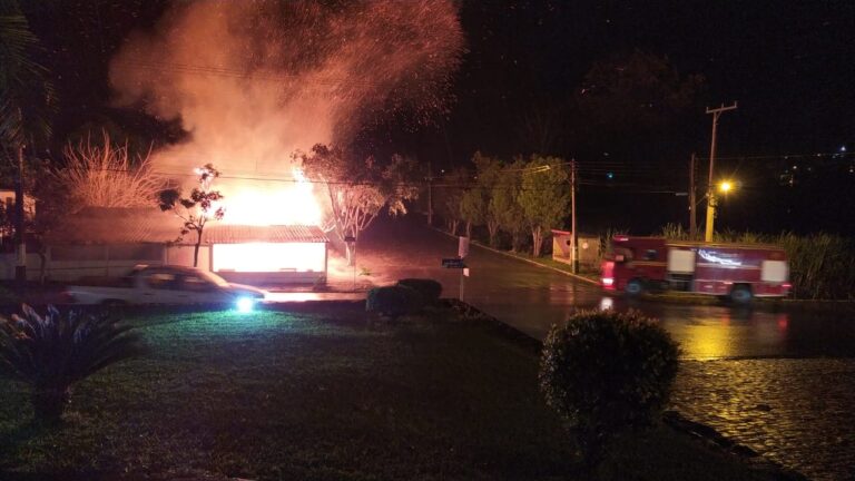 Incêndio deixa residência e bar queimados. Live para doações será realizada