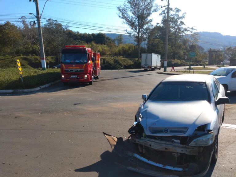 Encantado: Acidente entre carro e caminhão no trevo do Peteba