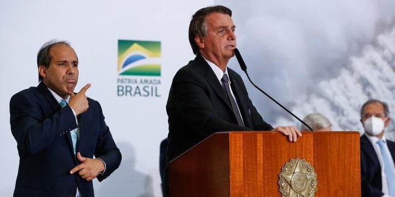 Bolsonaro sente dores e é internado em hospital de Brasília