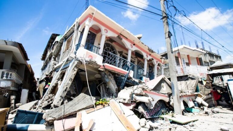 FOTOS: Destroços de casas são o resultado de terremoto que deixou centenas de mortos no Haiti