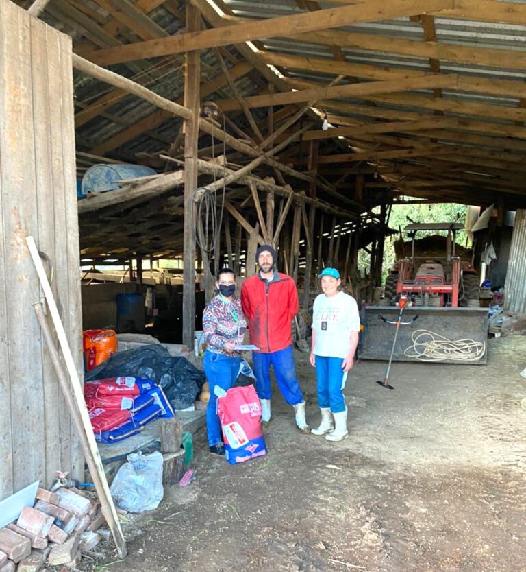 Sementes de milho são entregues na propriedade dos agricultores em Encantado