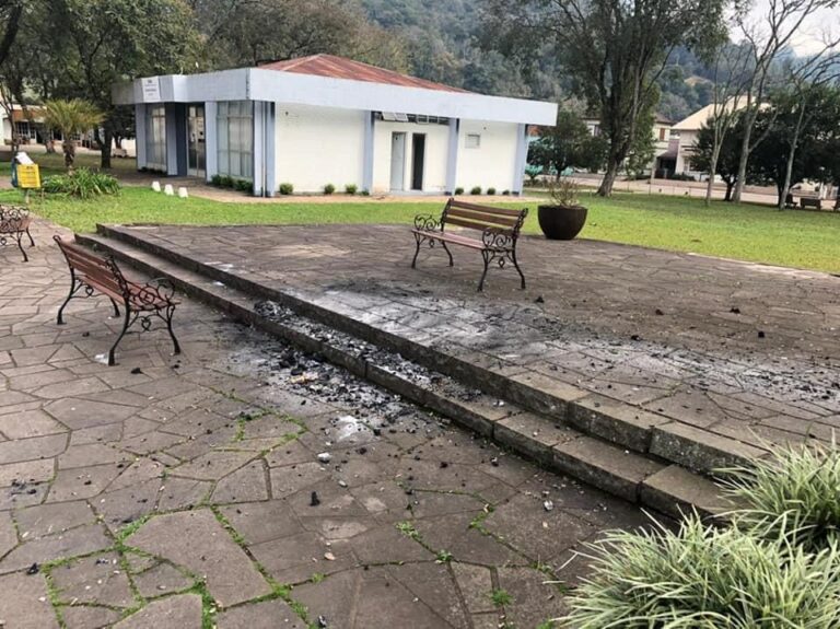 Prefeitura de Relvado divulga nota de repúdio a vandalismo na Praça da Harmonia
