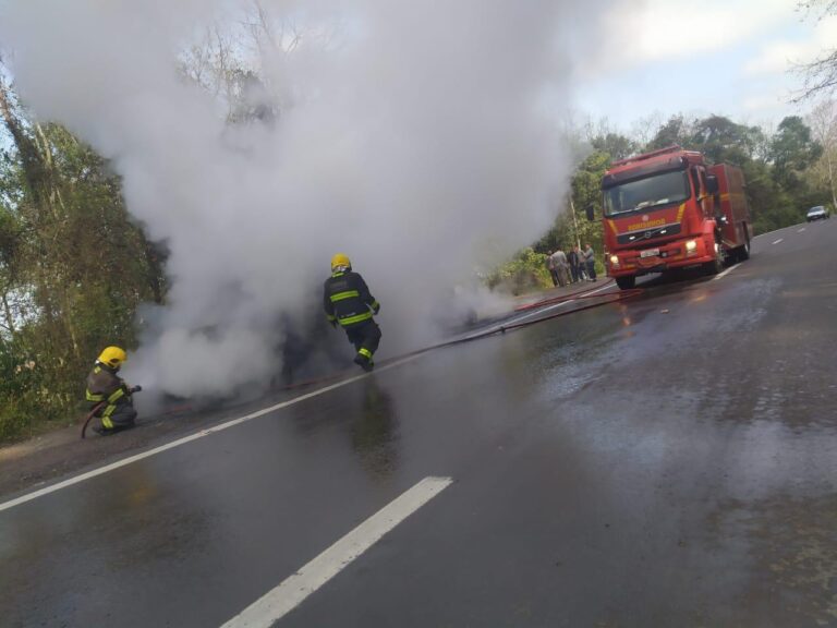 Van é consumida pelo fogo na Serra de Muçum