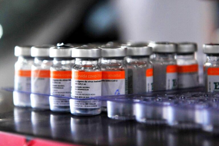 Polícia Civil pede prisão de quatro estudantes de Medicina que receberam doses de diferentes vacinas