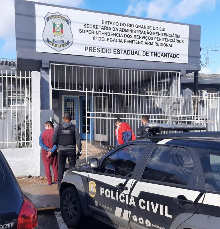Dupla que coordenava tráfico de drogas a mando de preso é detida em Encantado. Um est