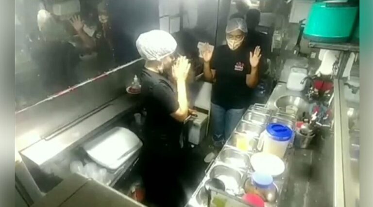 Vídeo mostra funcionárias de food truck rezando e agradecendo por venda realizada