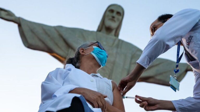 O que explica queda abrupta de casos de Covid-19 na América do Sul e no Brasil