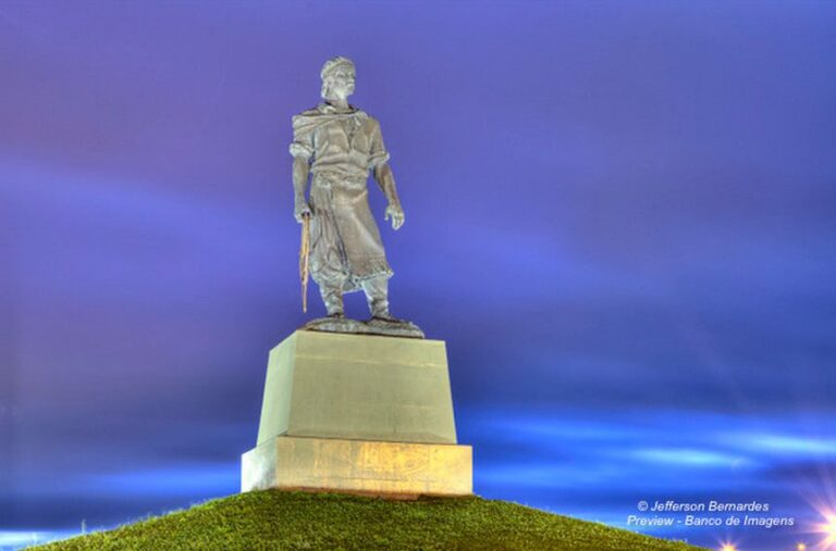 Monumento ao Laçador volta a estar em pé