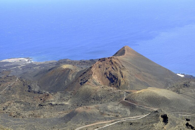 Vulcão nas Ilhas Canárias tem nível de alerta elevado e tem chances de causar tsunami na costa do Brasil