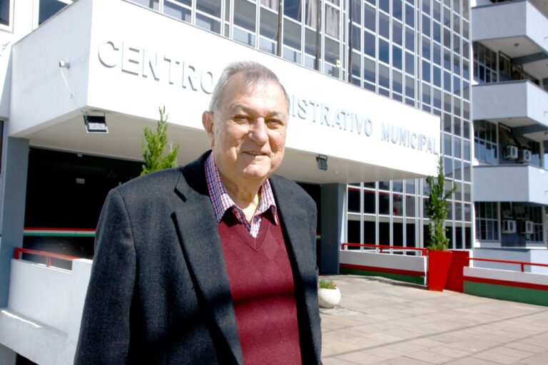 Prefeito Jonas propõe denominação de Adroaldo Conzatti ao Centro Administrativo Municipal