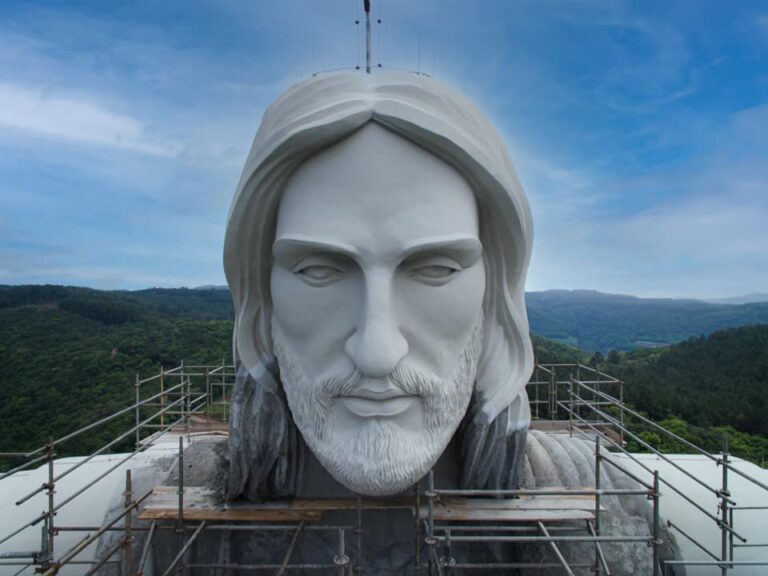 Rosto e braços do Cristo Protetor são revelados