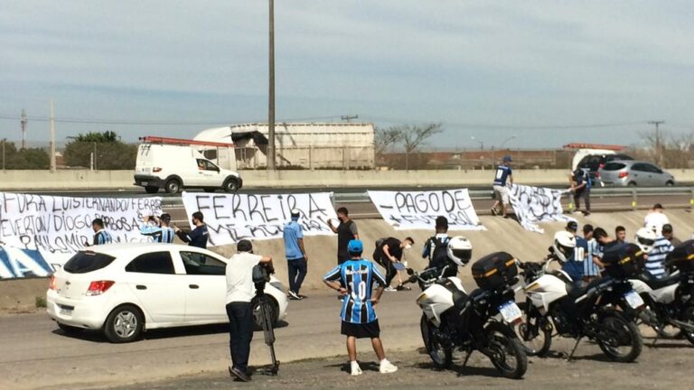Torcida do Grêmio faz protesto, joga pedras e rojões em ônibus do clube e tenta invadir CT