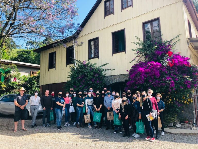 Alunos do Curso de Turismo Rural realizam visita técnica em Garibaldi