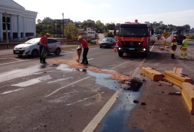 Caminhão derrama óleo sobre pista em frente à obra da Havan em Lajeado