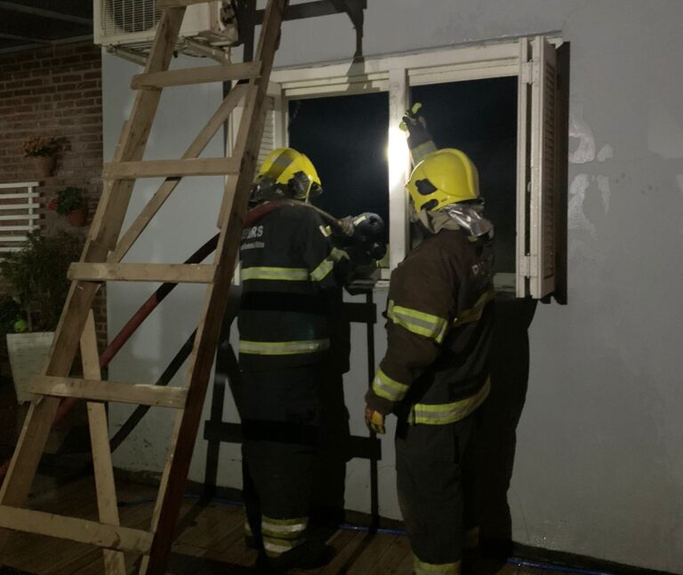 Incêndio toma conta de casa em Jacarezinho