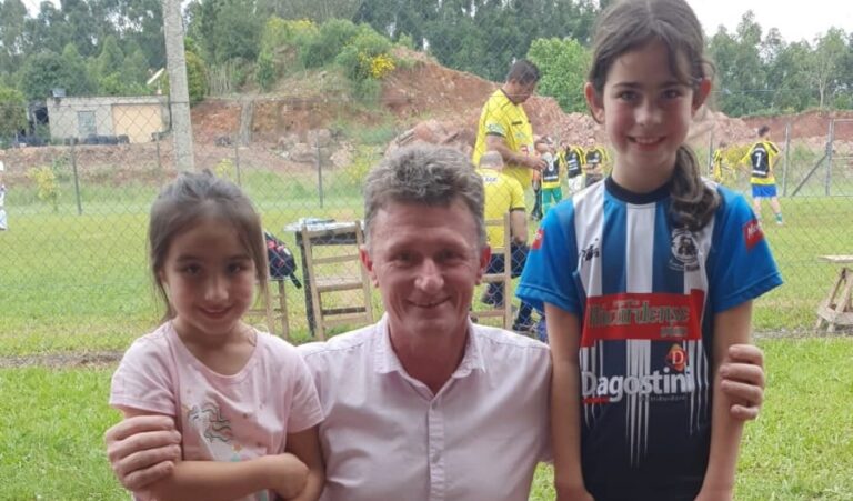 Crianças recolhem lixo durante Campeonato de Futebol em Doutor Ricardo