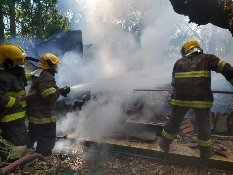 Casa é consumida pelo fogo em Capitão
