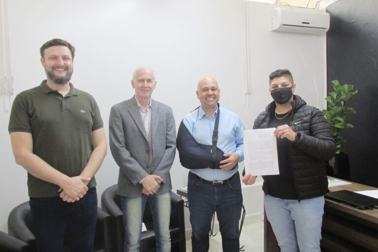 ENCANTADO: Quatro cidadãos querem garantir livre trânsito para quem não tomou a vacina