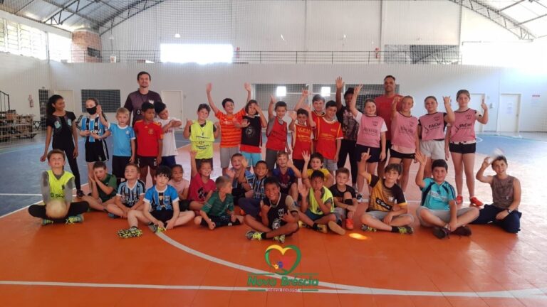 Escolinha de esportes em parceria com Prefeitura Municipal proporciona treinos de futebol