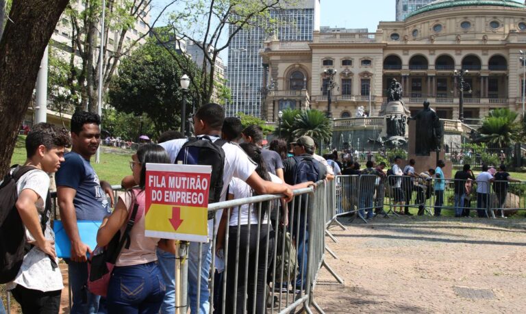 IBGE: desemprego cai 1,6 ponto percentual e atinge 12,6%