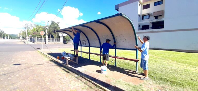 Paradas de ônibus de Encantado são revitalizadas