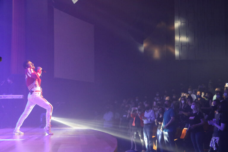 Teatro Univates retoma eventos culturais com Queen Celebration in Concert