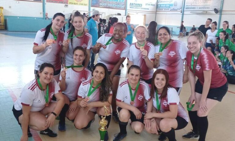 Time de futsal Meninas Dália DFC conquista troféu em torneio