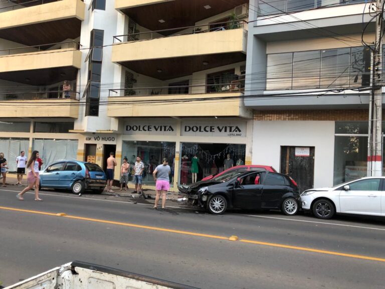 Motorista bate em três carros ao ‘desviar’ de rótula da Padre Anchieta