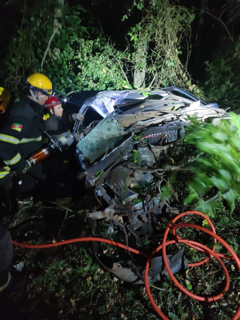 Carro cai em ribanceira após sair da pista
