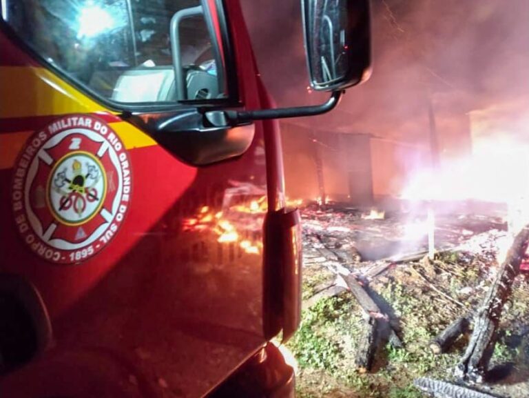 Incêndio destrói aviário em Nova Bréscia