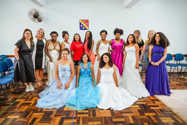 Porto Alegre busca voluntários para realizar baile de debutantes de 250 meninas carentes