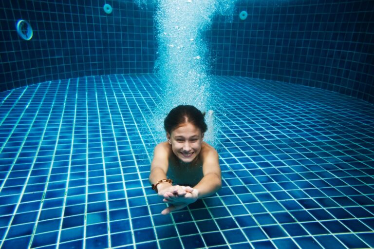 Alerta: contato com mar e piscina neste período do ano requer cuidados com a saúde ocular