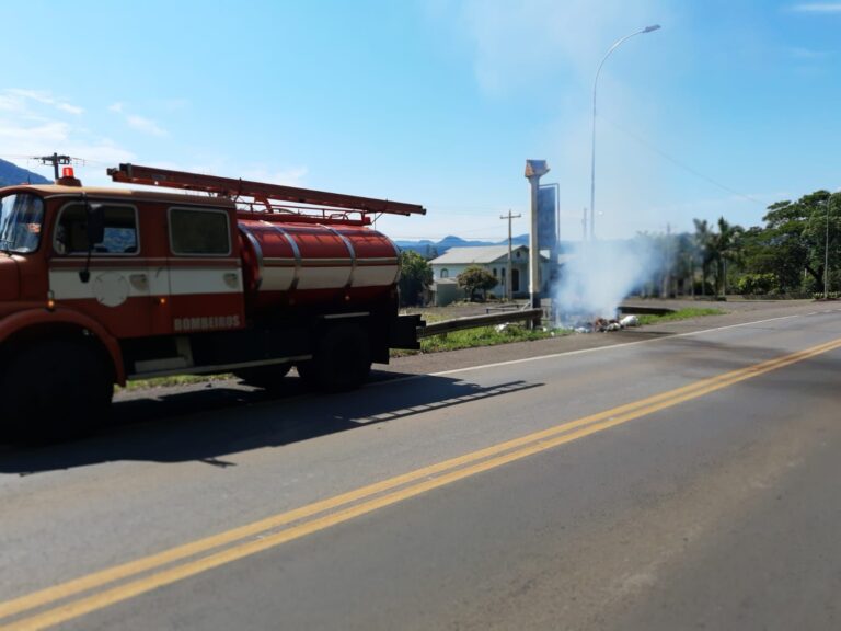 Bombeiros apagam fogo em lixeira