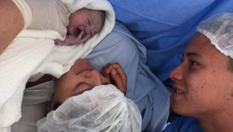 Uma menina é a primeira bebê do ano de Encantado