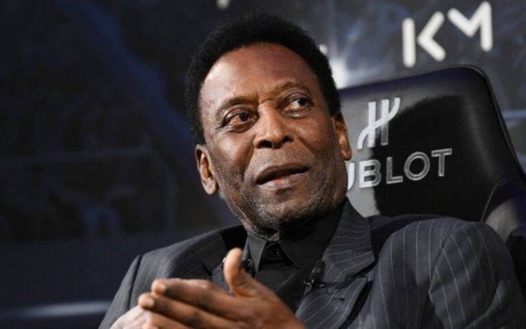 Pelé recebe alta após ser internado para tratamento de tumor