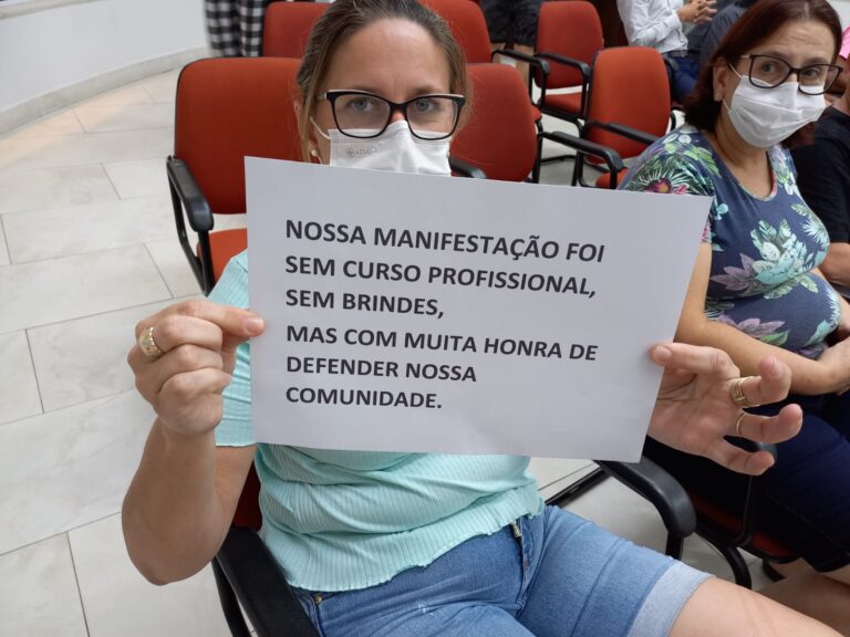 Encantado: Comunidade protesta contra vereadora durante Sessão da Câmara de Vereadores