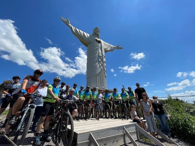 Ciclistas paranaenses chegam ao Cristo Protetor