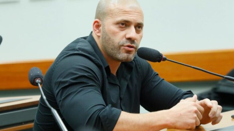 Deputado Daniel Silveira vai à PF e coloca tornozeleira eletrônica