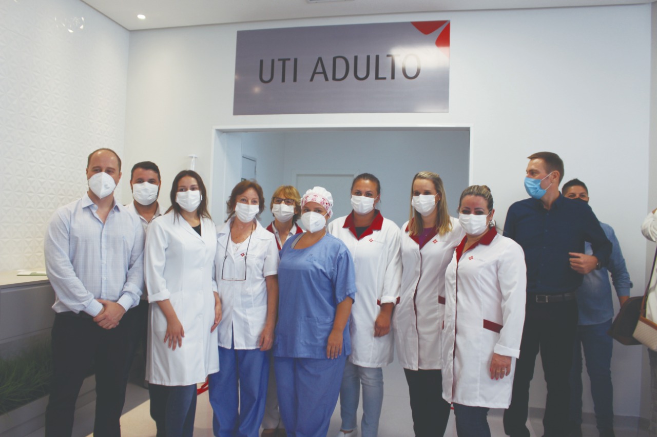 Equipe da UTI comandada pelo Dr. Roberto Ritter de Souza. Boa sorte para vocês. Que Deus os acompanhe!