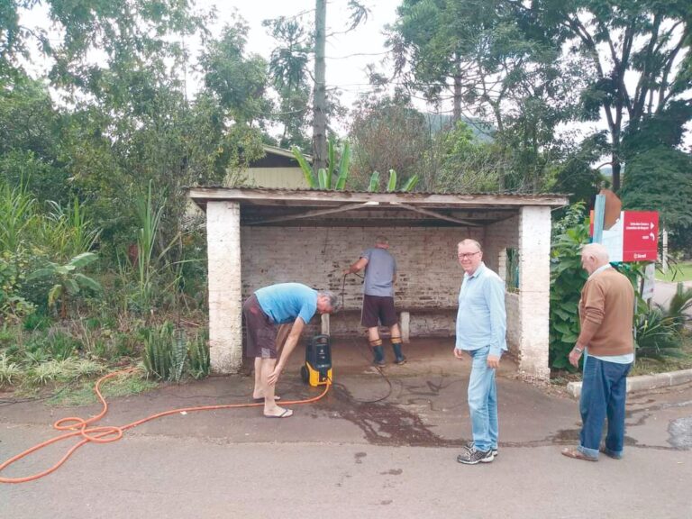 Limpeza de parada de ônibus gera polêmica
