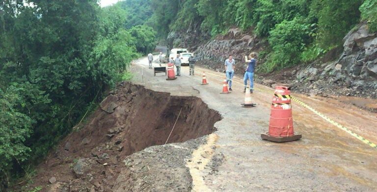 Parte da pista que liga Arroio do Meio a Travesseiro desaba