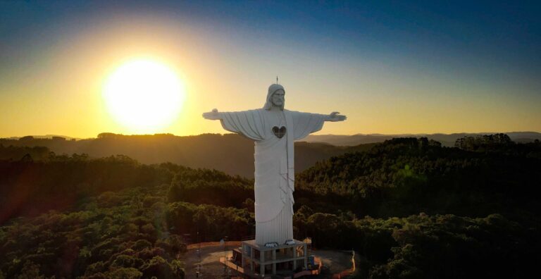 CRISTO PROTETOR: 1 anos do içamento dos braços e rosto; veja o vídeo e relembre