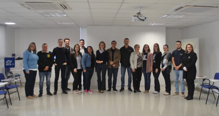 ACI-E e universidade lançam Programa Jovem Aprendiz com foco em Tecnologia da Informação