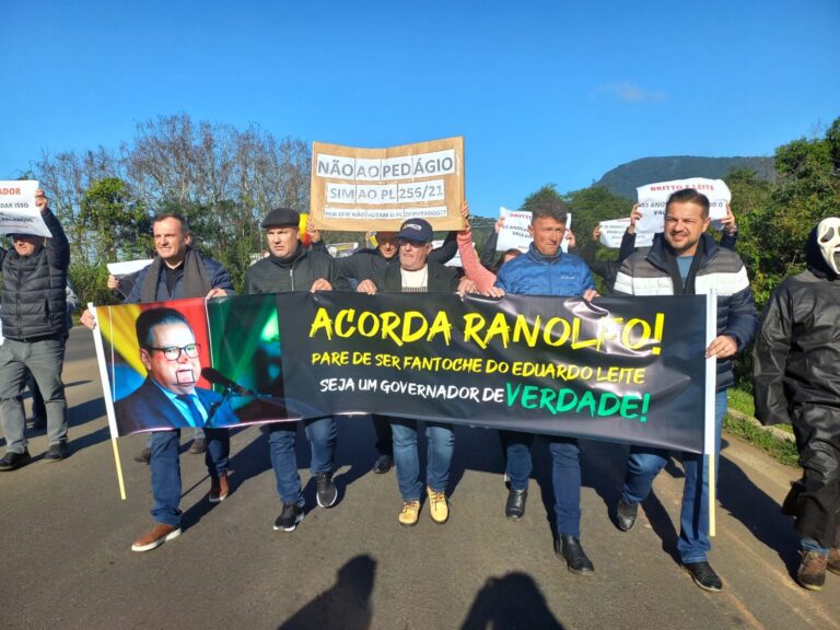Vereador Cris Costa e outro manifestante recebem voz de prisão durante protesto contra pedágio