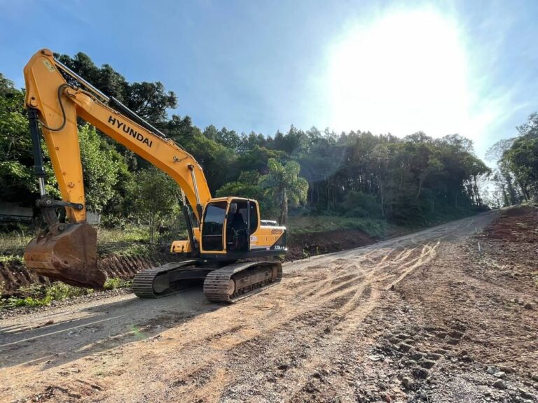 Máquinas iniciam trabalho para asfaltamento da Estrada do Cristo
