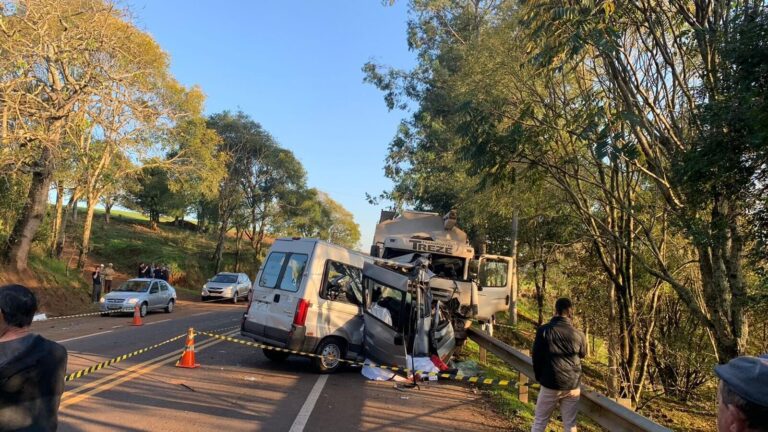 Colisão frontal entre van e caminhão deixa sete mortos em Constantina